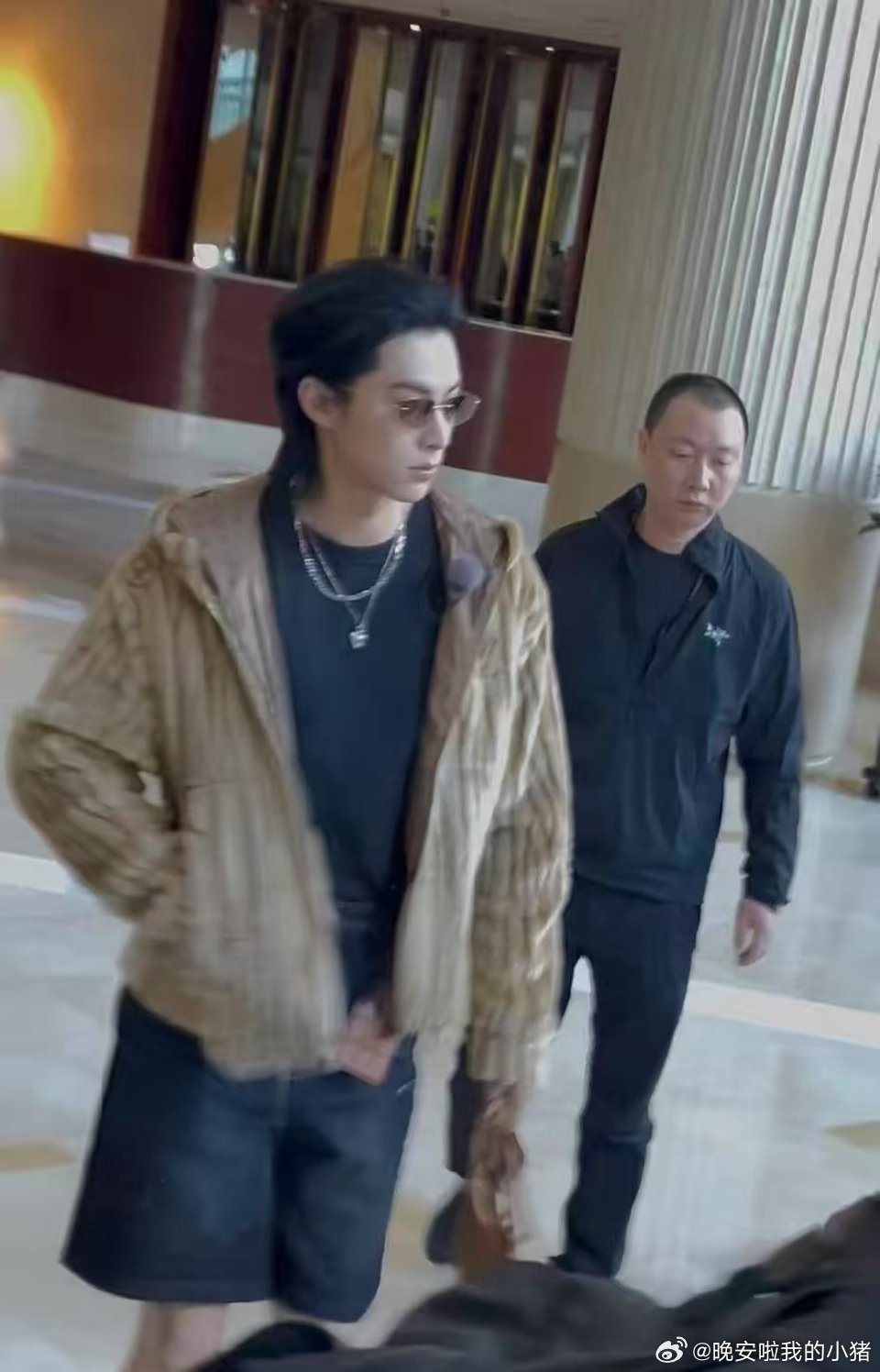 王鹤棣李沁咸鱼飞升团综综艺录制造型路透​​​