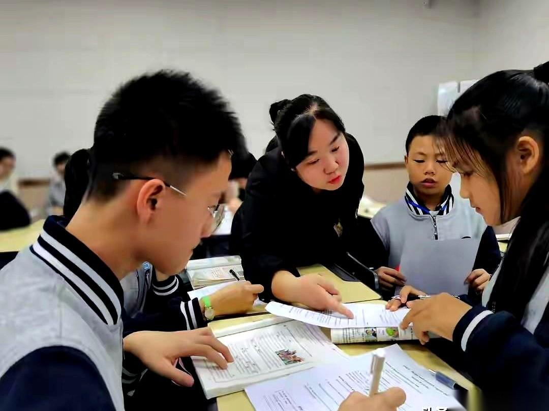 我跟你说，初中数学最狠的一招，不是什么压轴大题。就是初一那个，在一条破数轴上滚