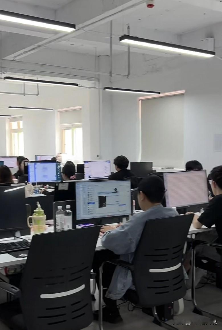 公司要招个产品经理，部门经理明确表示这个岗位要有技术背景，这是硬性要求。先开始招
