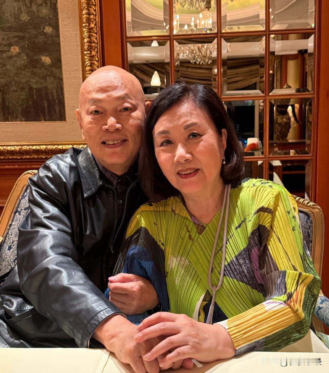 罗家英为老婆汪明荃庆祝79岁生日，一帮亲友到高档餐厅吃西餐。他们夫妻俩都经历过癌