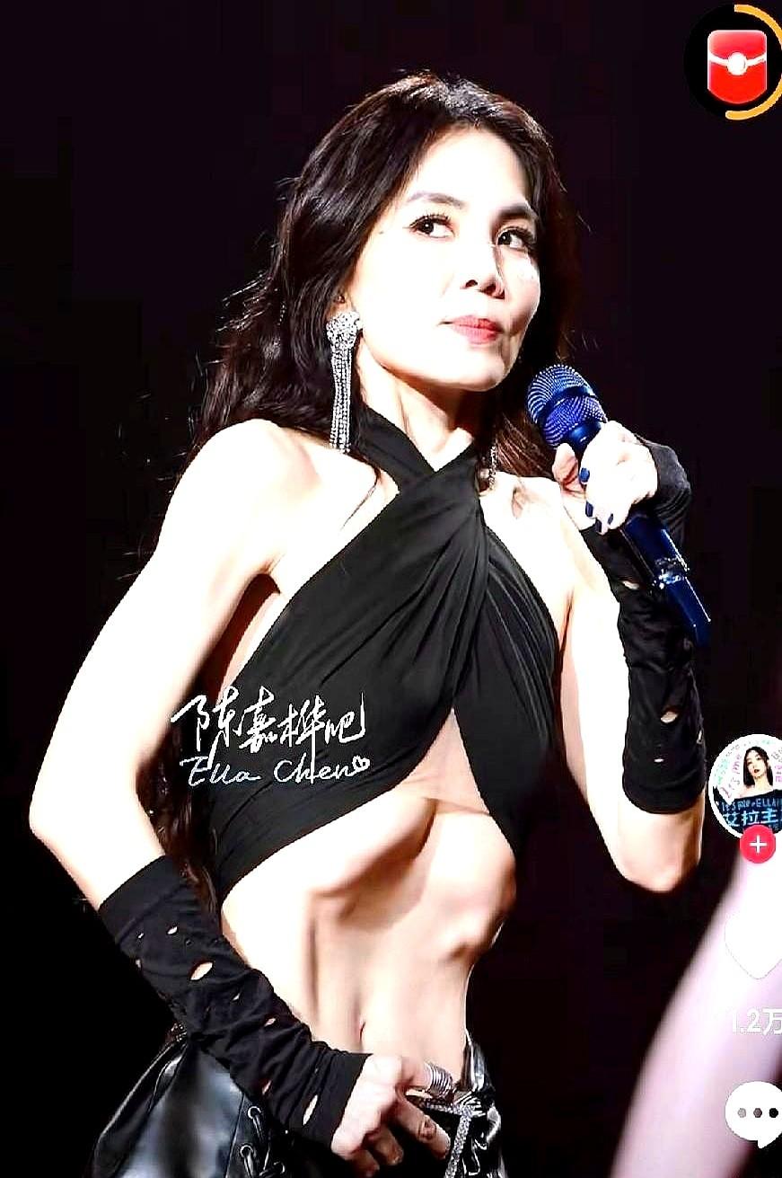 44岁，生过孩子，体脂率16.7%。Ella陈嘉桦在西安演唱会上，直接展示高