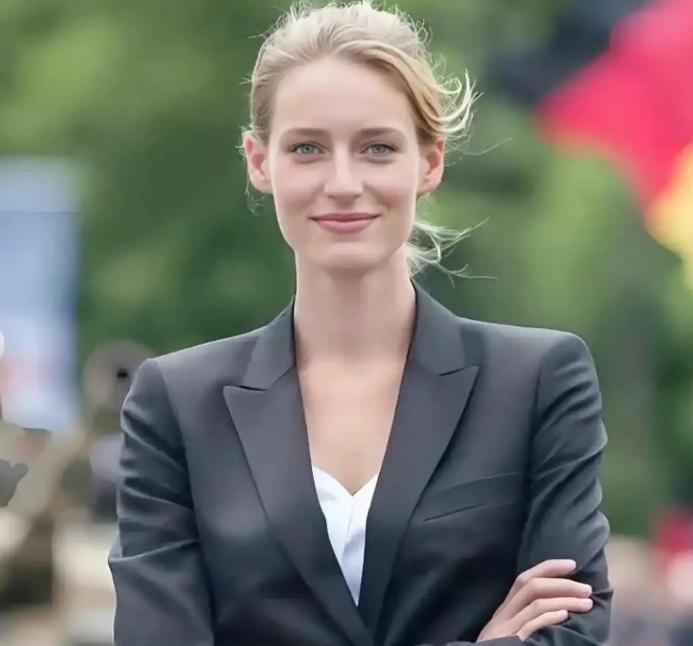 德国那个叫魏德尔的女政客，对着镜头一点情面都没留，表示：给乌克兰的钱，一分都不给