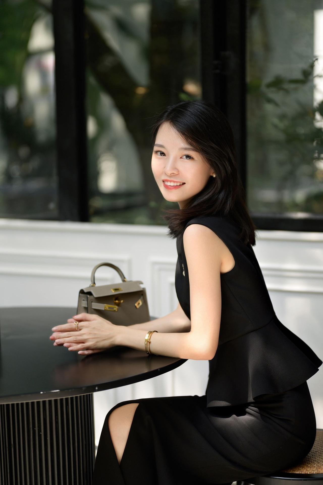 女人真正的气质是什么？经典永不过时，利落套装搭配日常碎片。认真生活，兼顾优雅与烟