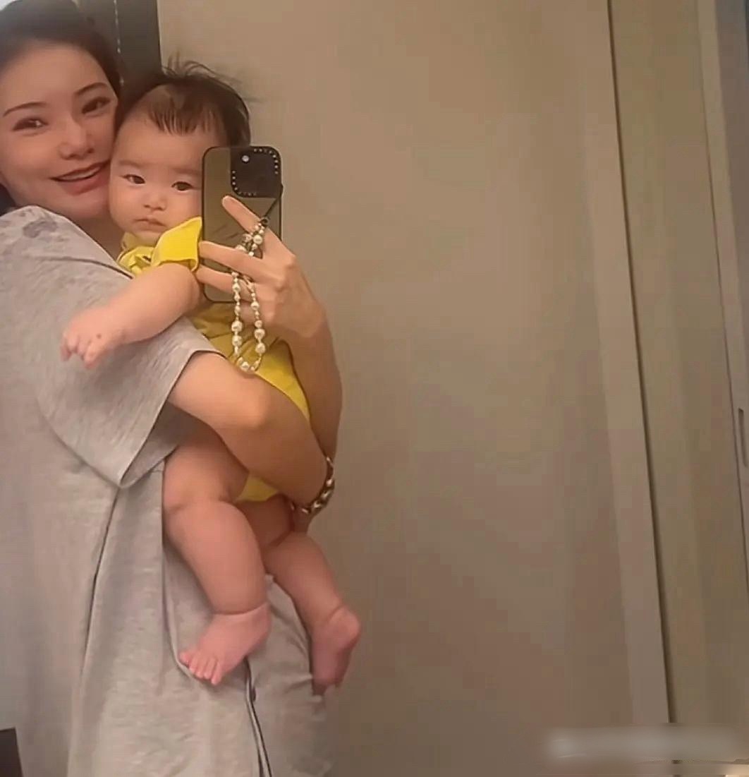 马筱梅又晒娃了，汪宝儿一早还没有睡醒，呆萌可爱极了，不愧是全网最小的网红宝宝！现