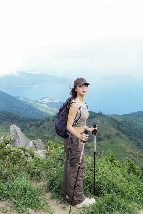我喜欢爬山，追着山风踩碎晨雾，在云巅与落日碰杯，把每一步都走成诗行。