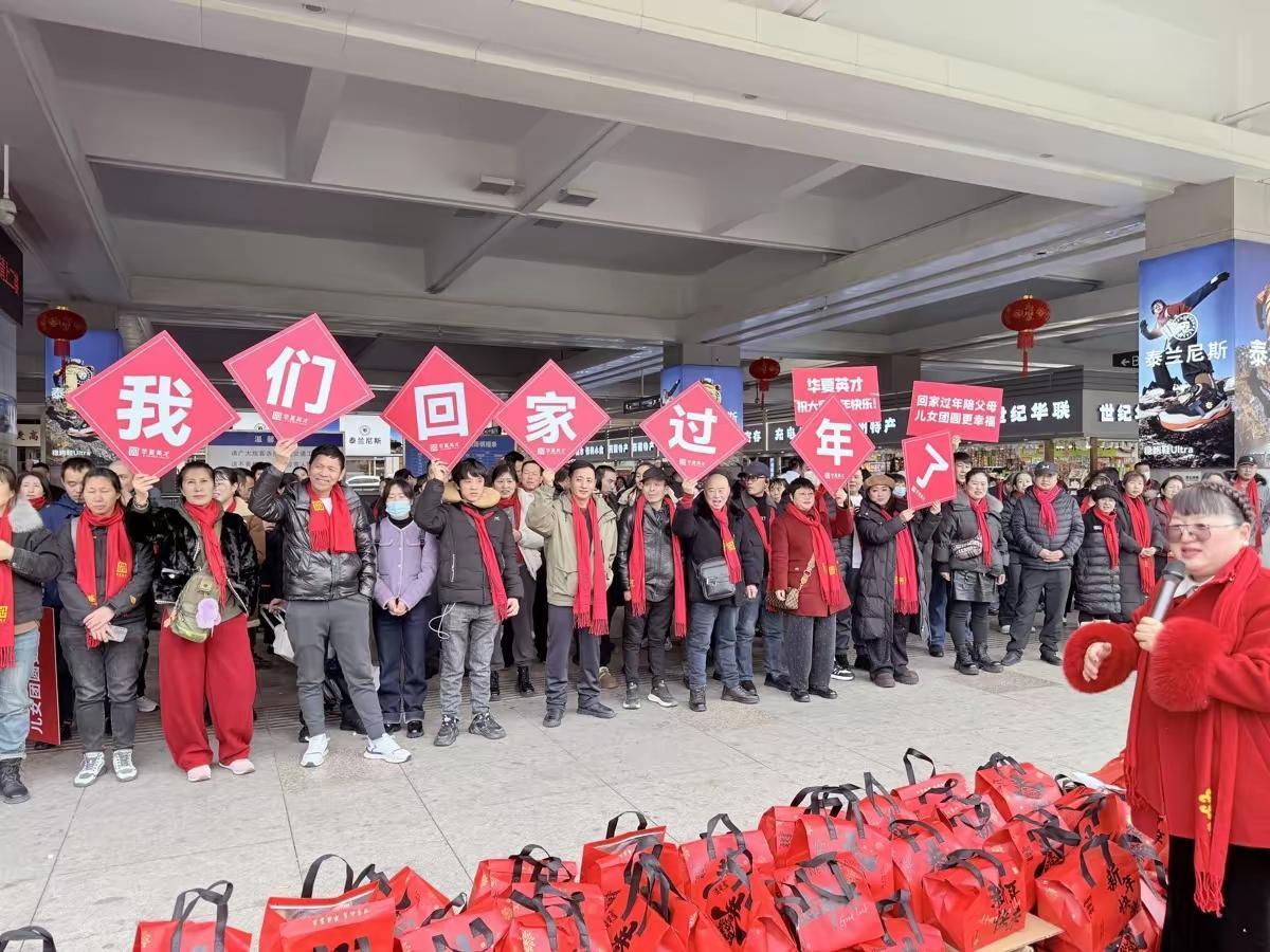 浙江女老板13年豪掷百万包火车送东北员工回家过年！自己却13年没回过老家，背后原