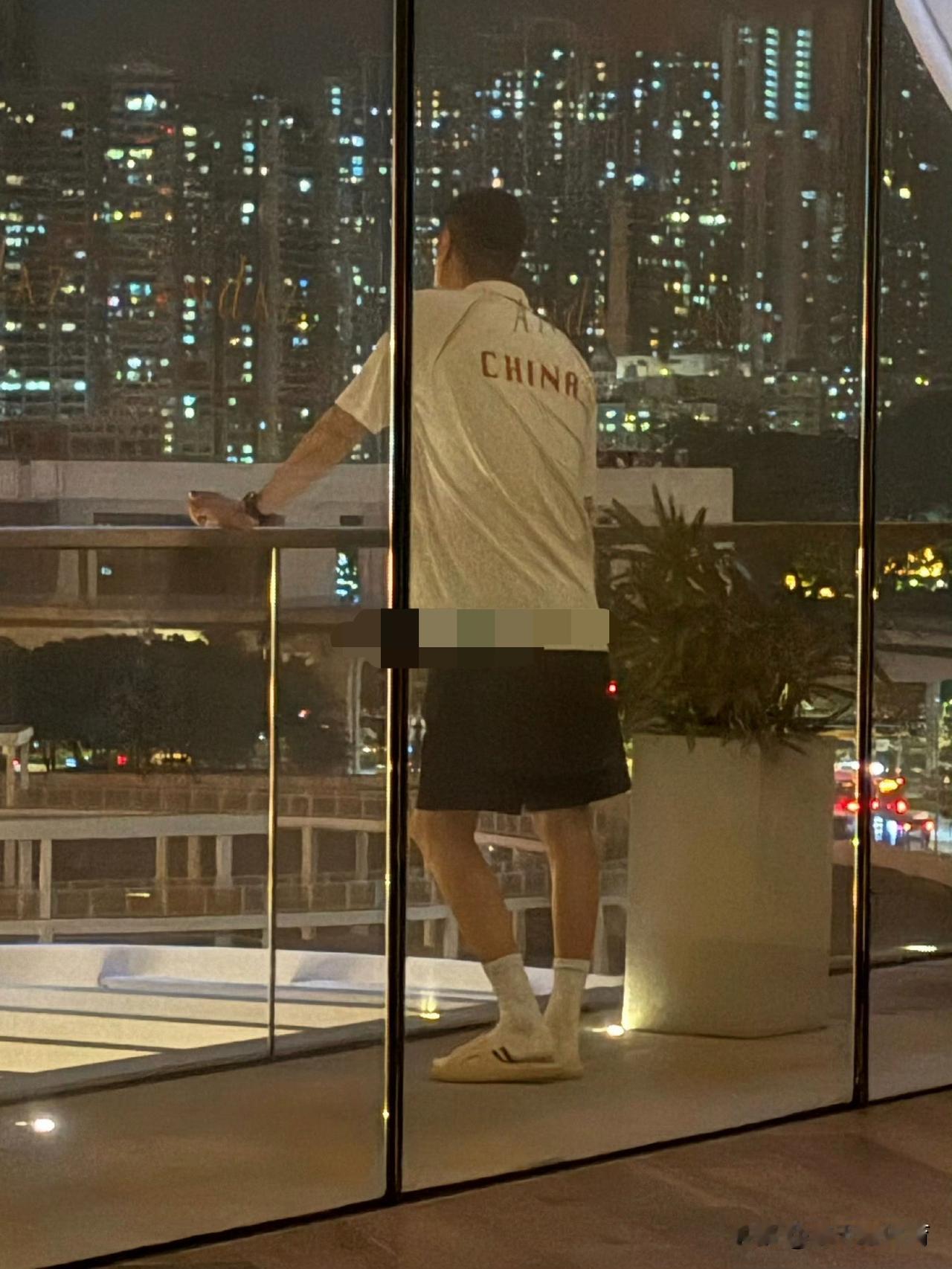 赵勇赛后沉默了！这是昨晚输给土耳其女排赛后，回酒店后，赵勇独自一个人在阳台思考中