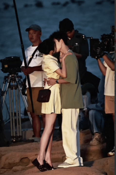 关晓彤和李昀锐的海边吻，大家看到吗？照片漂漂亮亮的，氛围感也很好，据说他们从天黑