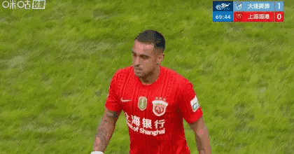 海港莱昂纳多被换下，口中念念有词，应该是表达心中的不满！上海海港客场0-1不敌