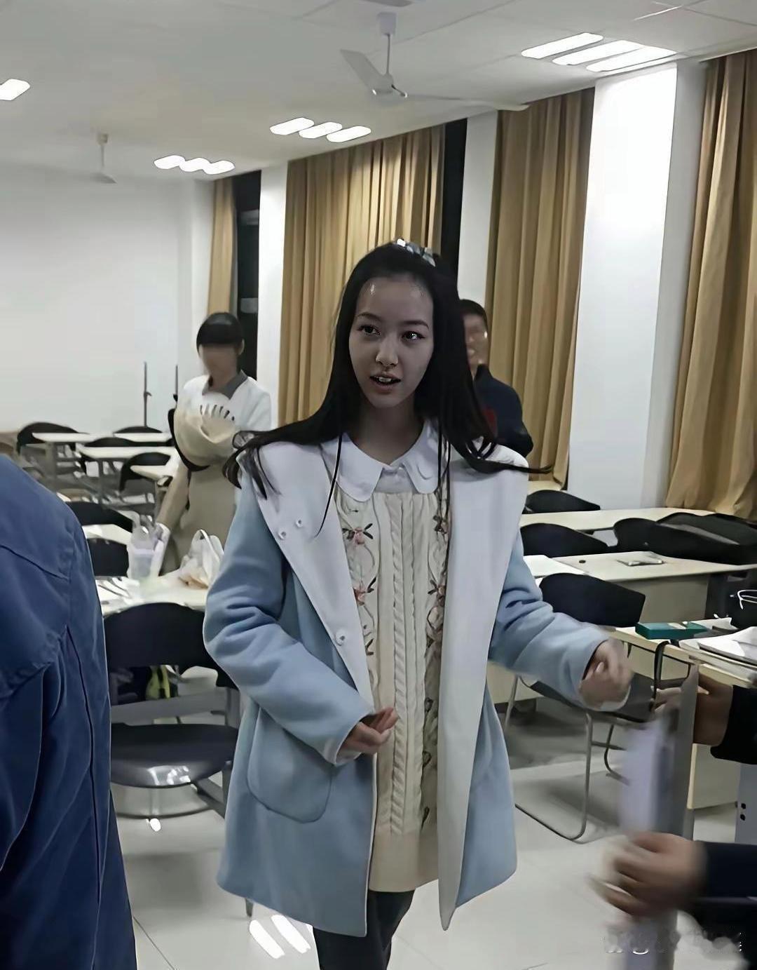 陈都灵上大学那会儿，确实‍是校花‍‍。一张‌‌﻿素‌颜‏‍，就‎把好‏‍‏多人比