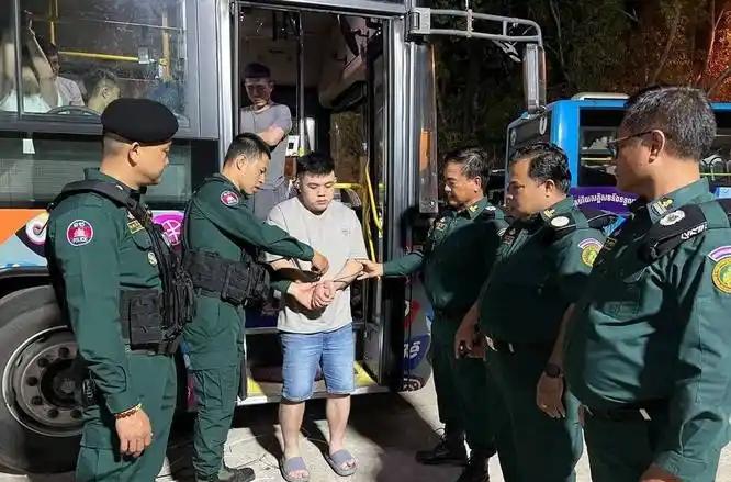 金边桑园区窝点被柬埔寨警方一窝端，抓捕几十名罪犯。10月11日下午4时，金边