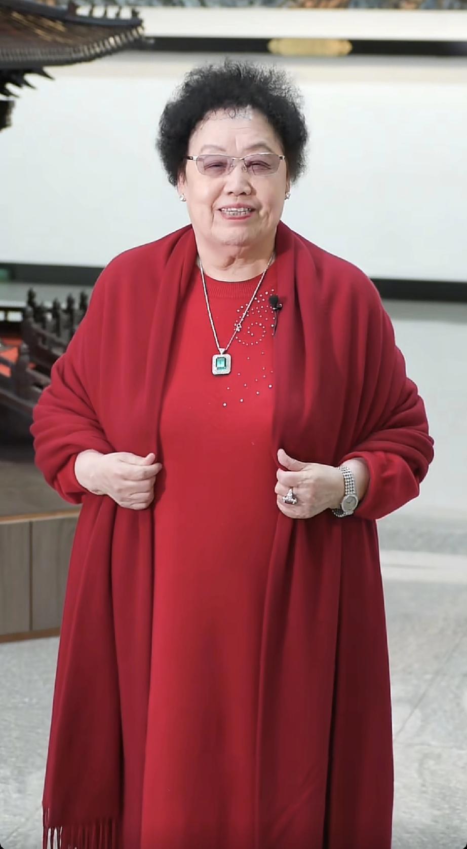 陈丽华去世前两个月最后一次公开露面，眼圈是发紫的，迟重瑞最后一次公开露面是在陈丽