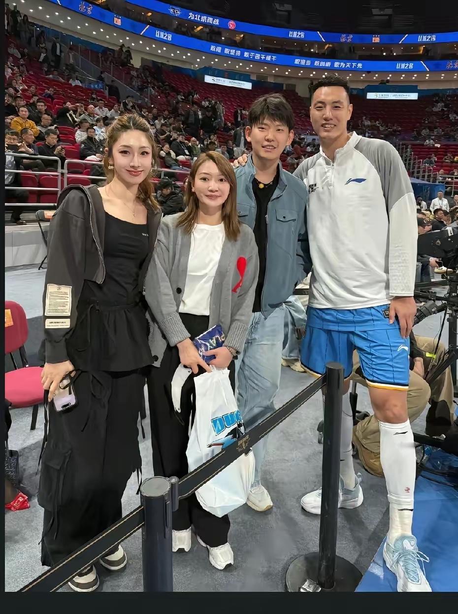 翟晓川爱情故事：翟晓川与妻子杨思雨相恋12年，从相识相知到相守，感情低甜蜜。他曾