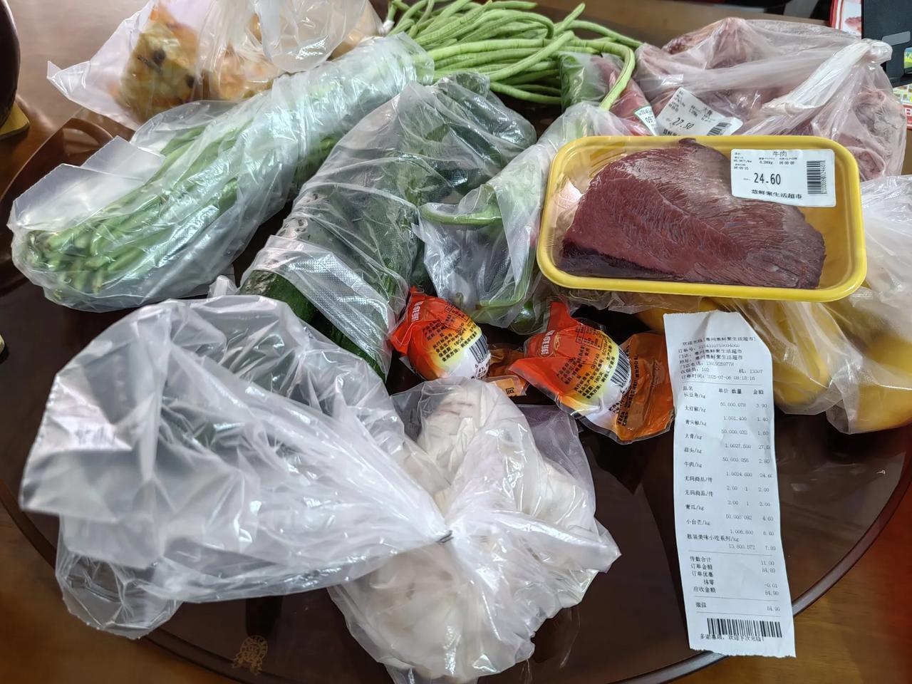 “你运气挺好的，中了三千块”。超市购物买完单，刚拿到小票，对面首饰店过来一个店员