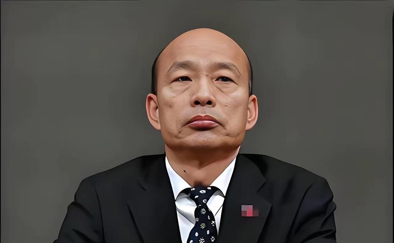 韩国瑜访美归来，国民党彻底分裂，两条路线公然对立。一场接机画面，直接把国民党藏了