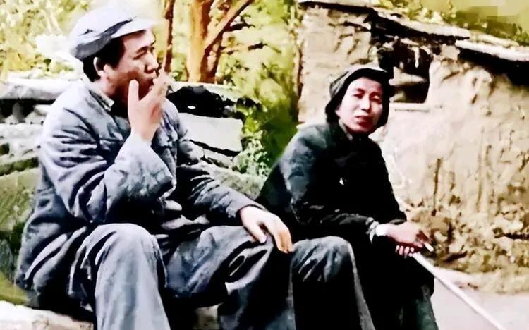 这是1947年转战陕北期间，二人留下的一张珍贵合影。可以看到画面中毛主席正坐在