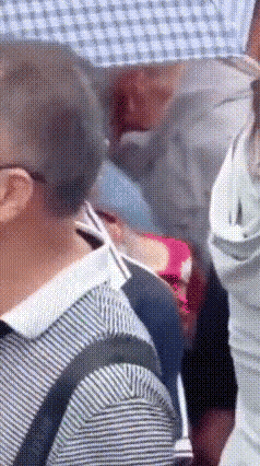 大哥的眼里只有清澈的爱。