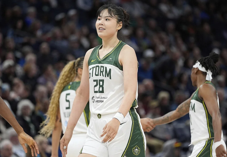 李月汝被交易到达拉斯飞翼WNBA西雅图风暴队与达拉斯飞翼队进行了交易。本赛季