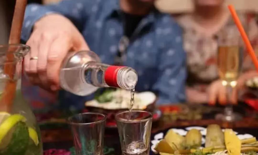 必须严惩！山东平度，50多岁的村支书喝了2两白酒后，溜达到16岁女孩家中，趁女孩