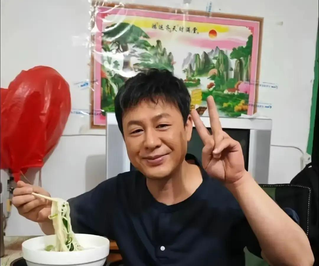 娱乐圈里的片酬动辄大几百万上下，男演员们只要一朝红透半边天，最爱干的无非两件事
