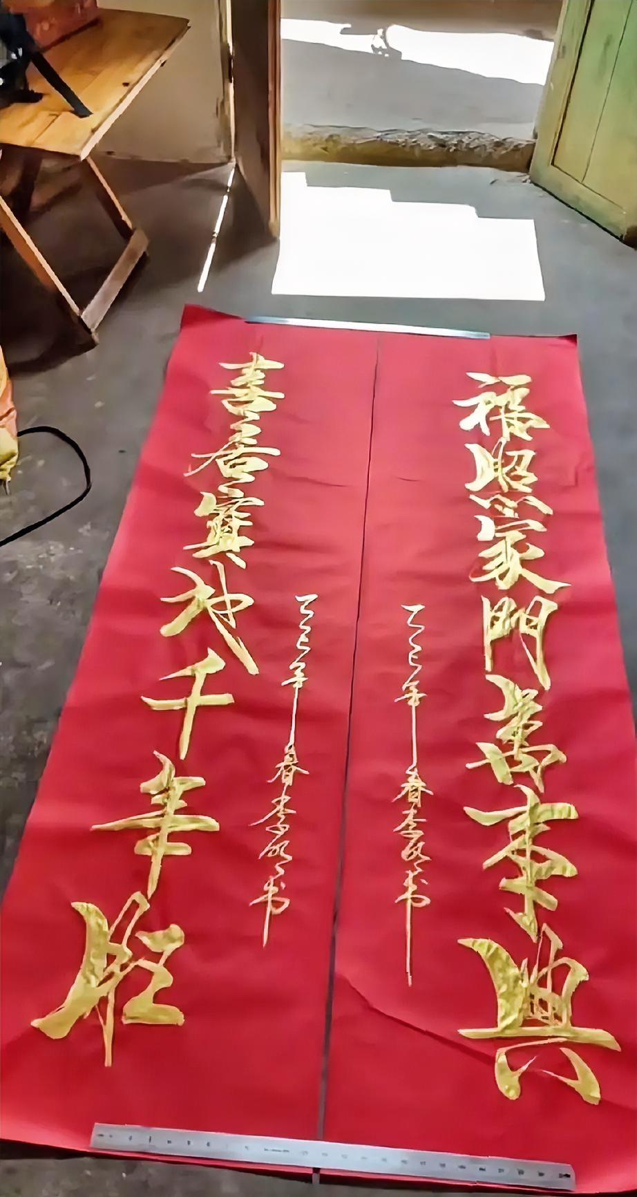 李明同学写的对联书法，过年挂起来还是很有感觉的，很符合大众审美。现在很多人关注他