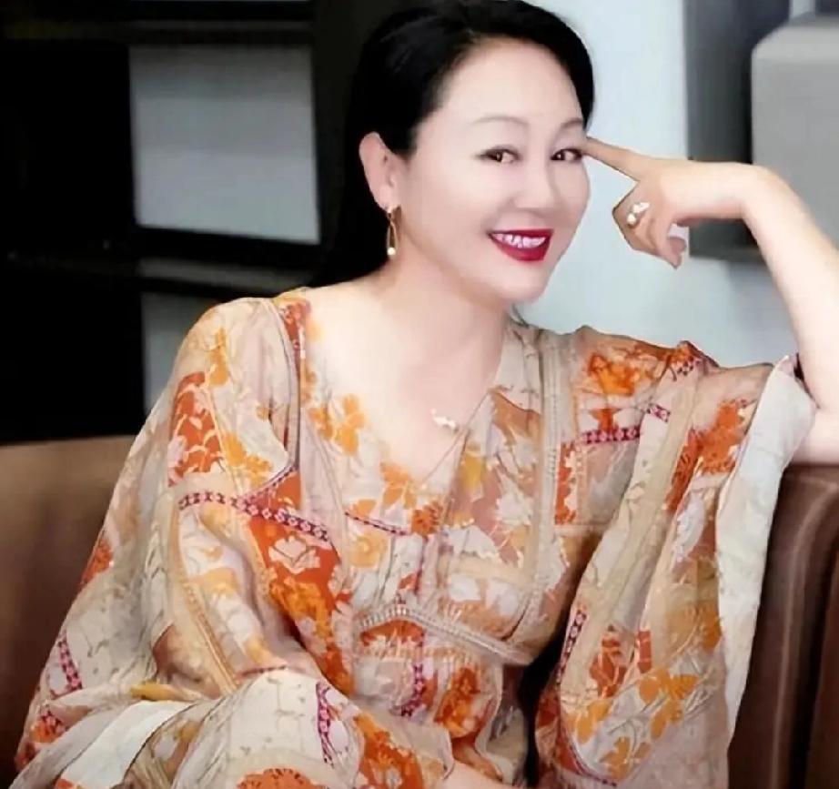 64岁王姬风光半生，却被儿女牵绊一生，满是心酸凭借《北京人在纽约》