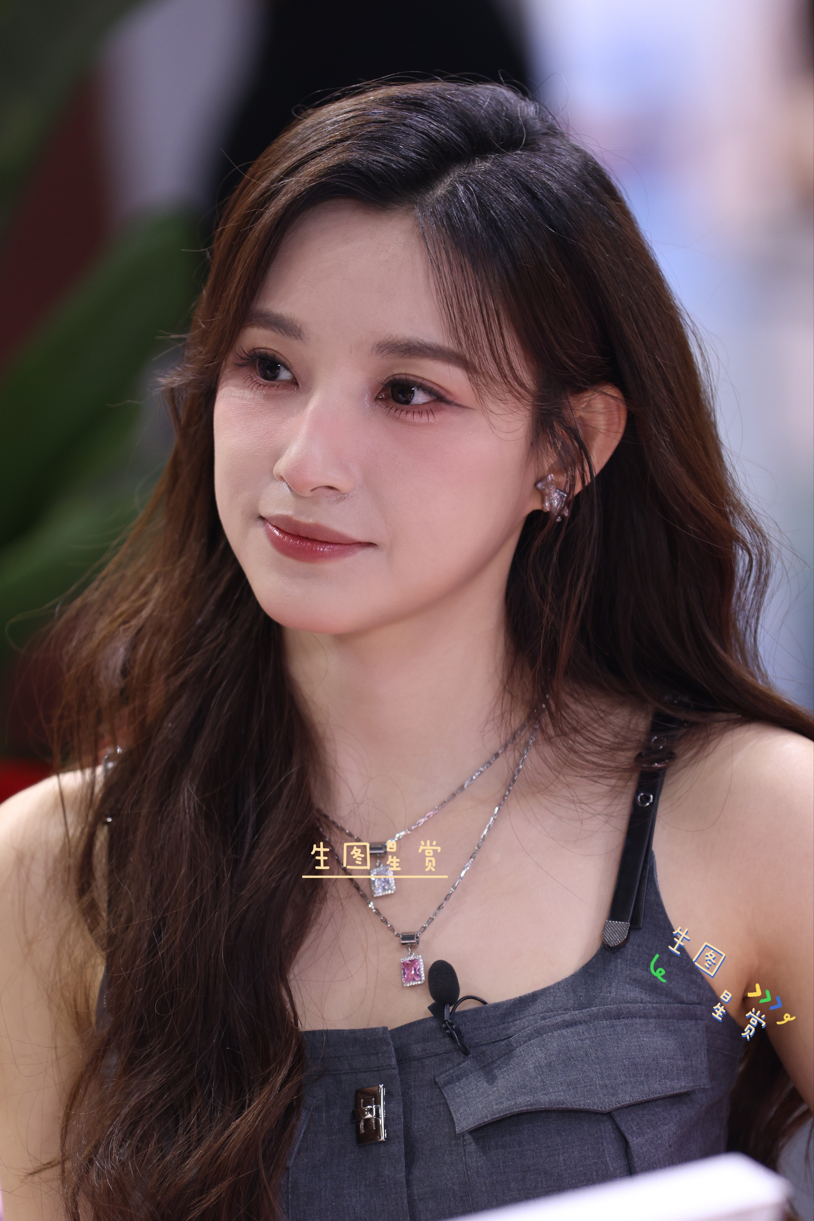 马凡舒250512上海美博会旧图新发原相机镜头下的凡凡，端庄大气美不愧是央妈严选