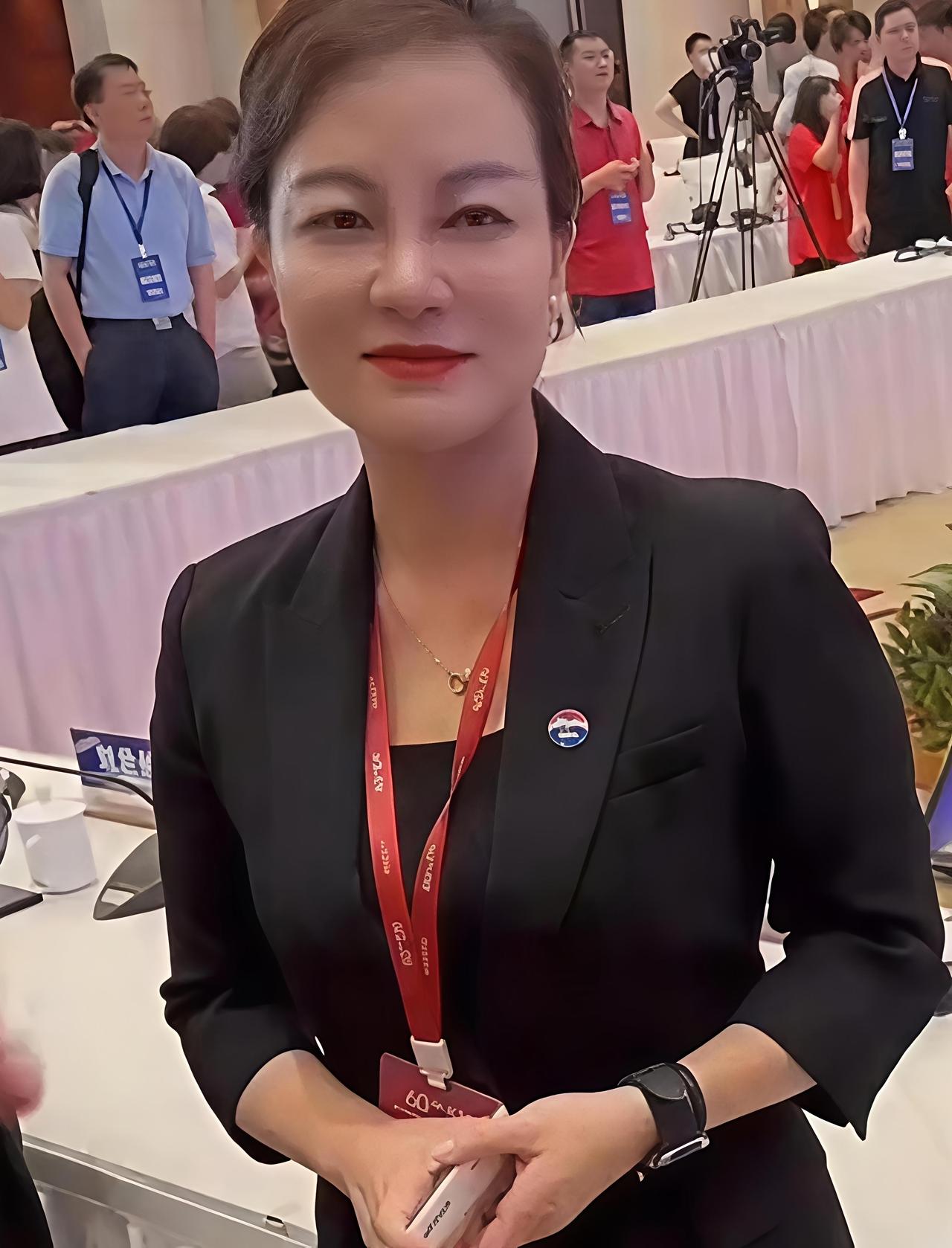 一开始我想不明白蒋焰这么一个贵州酒厂的副总经理暴露了咋能这么引人关注？看完照片