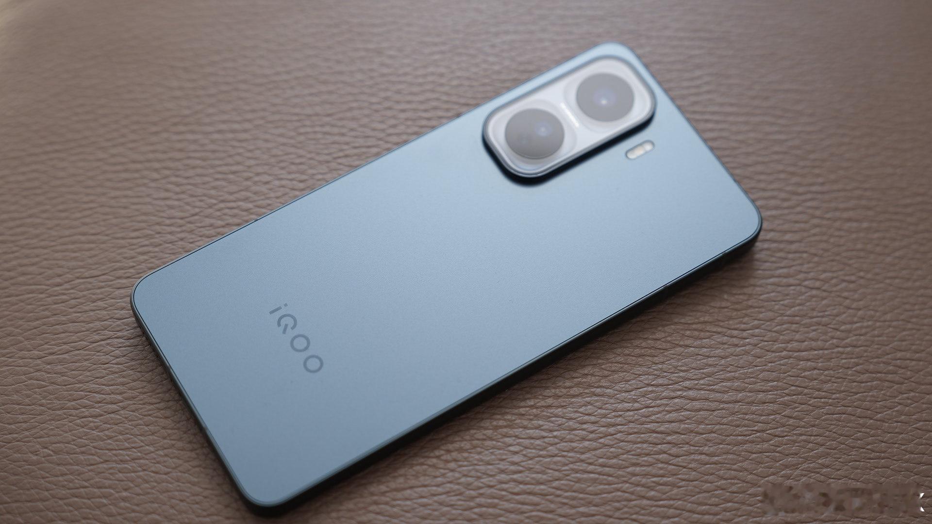 iQOONeo11打玩游戏很爽，而且长时间玩大型开放世界游戏，机身也只是温温的