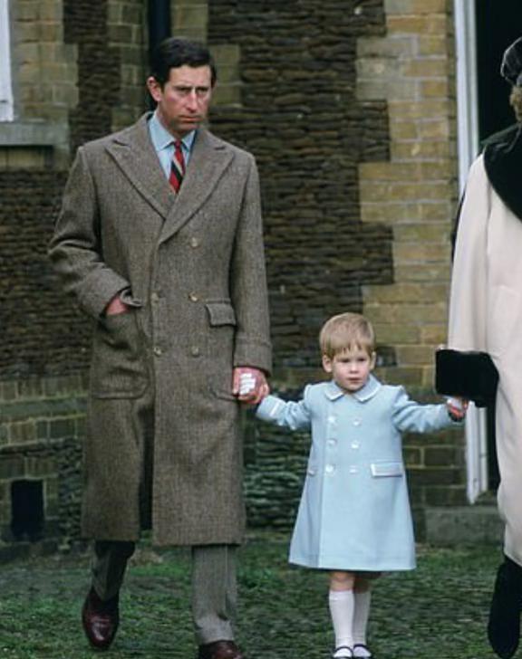 查尔斯：一件穿了快40年的大衣查尔斯这件大衣据说是在88年买的，那时候哈里还是