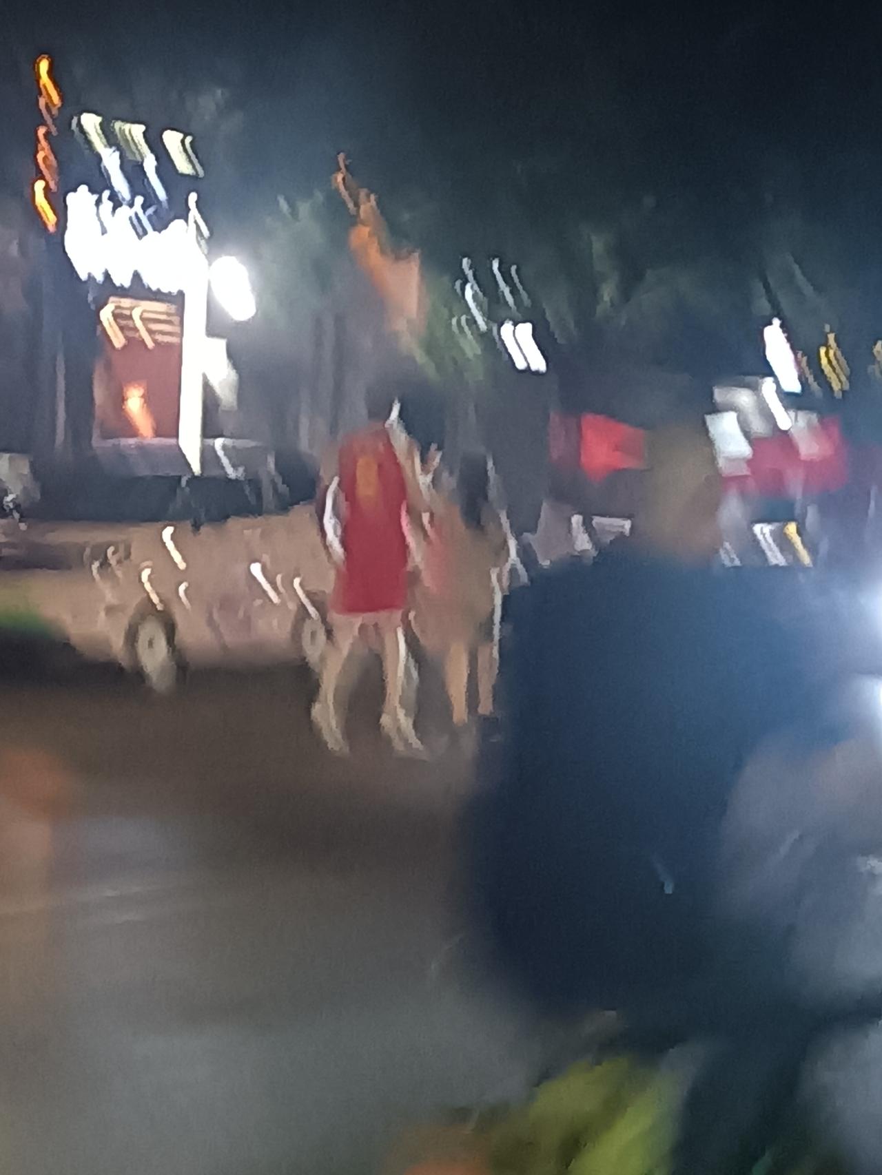 晚上遛弯回来，迎面碰上这二位：男的上身红短袖，下身红短裤，红的刺眼！女的黄色小短