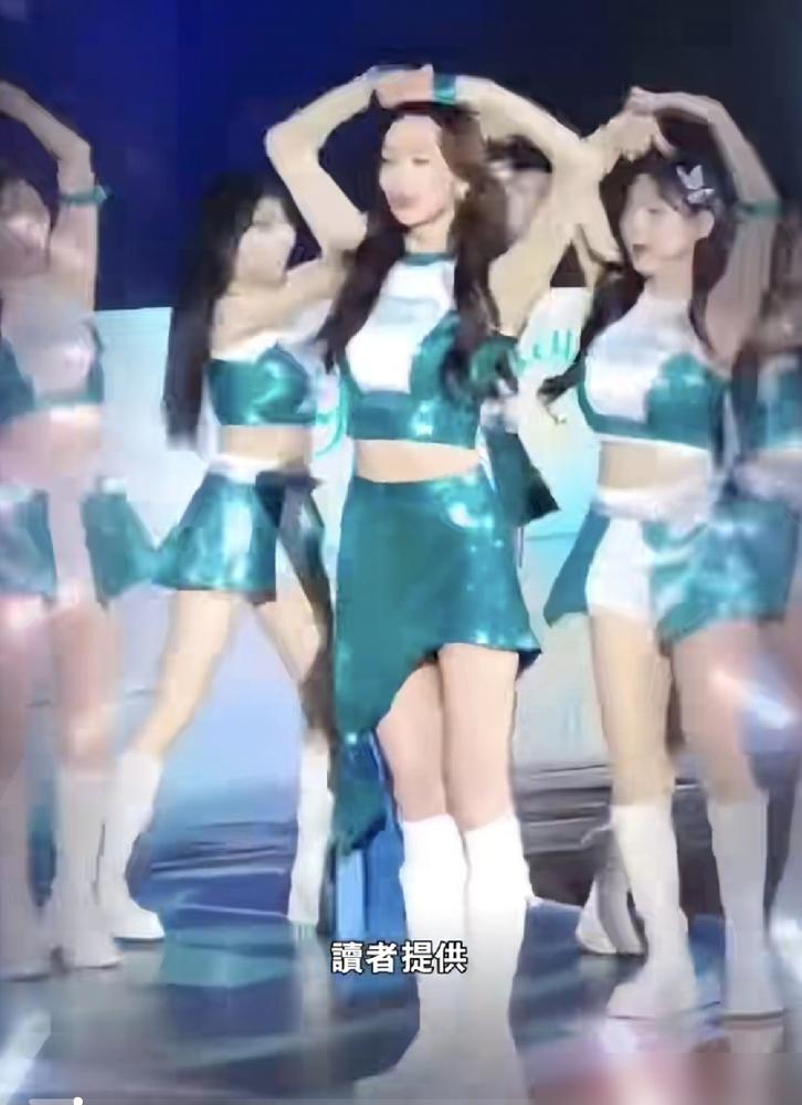 51岁的林志玲当啦啦队员跳舞，腿型太难看了，双腿中间有一条很宽的缝隙并不拢，腿的
