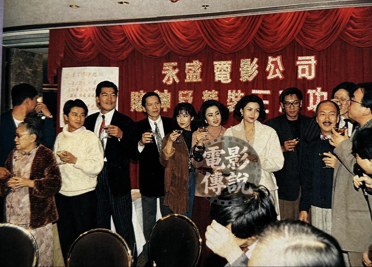 没人想到，当年狂揽4000万港币票房的《赌神》庆功宴，居然连主角周润发都没来。这