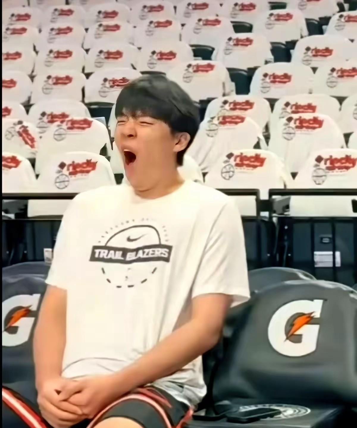 有点悲哀啊！被连续三场DNP后，杨瀚森倒是没有太多的抱怨，安安静静地坐在替补席上