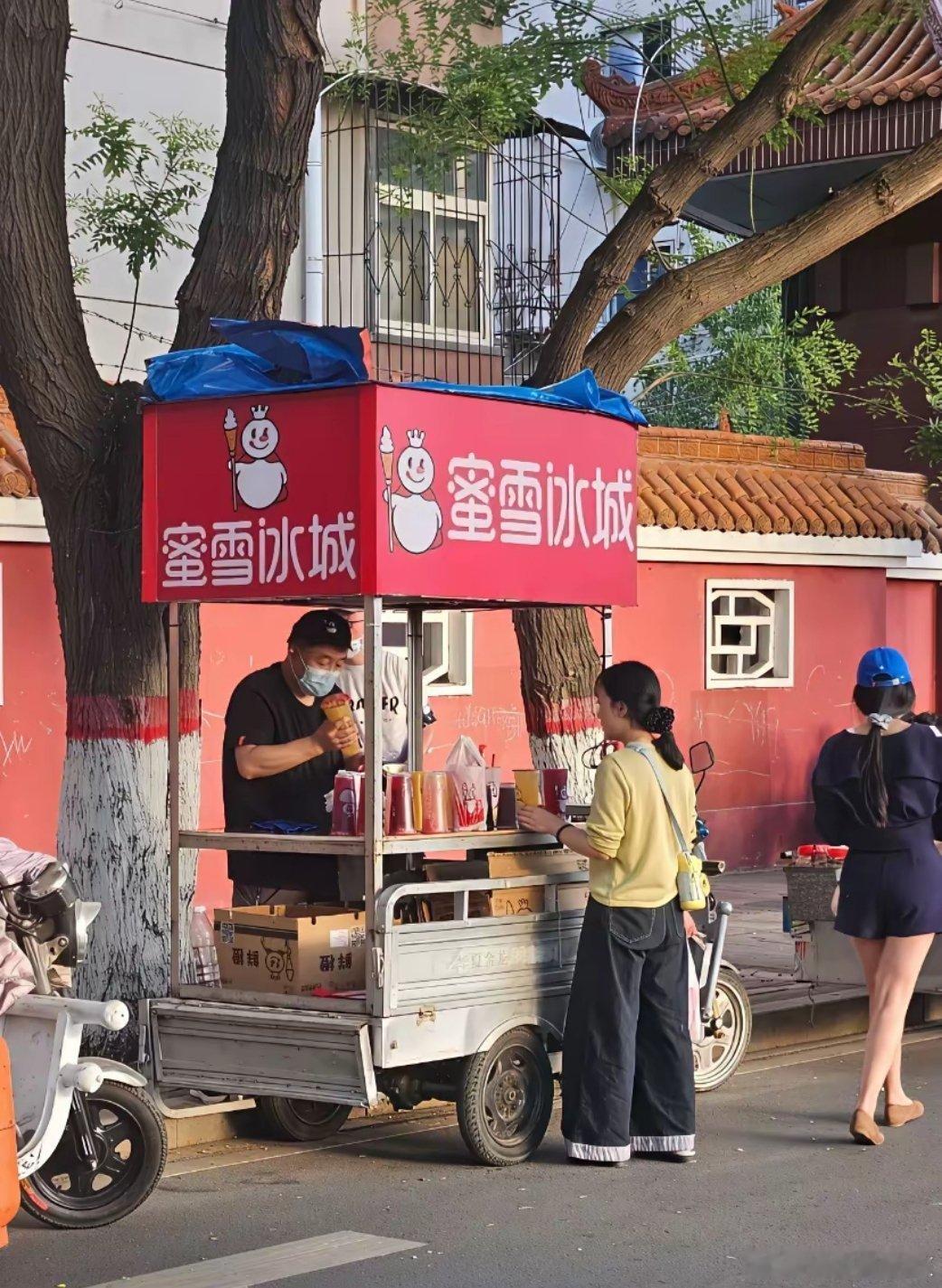 蜜雪冰城：李逵遇李鬼[捂脸哭][捂脸哭][捂脸哭]U1S1，大爷背后有高人​