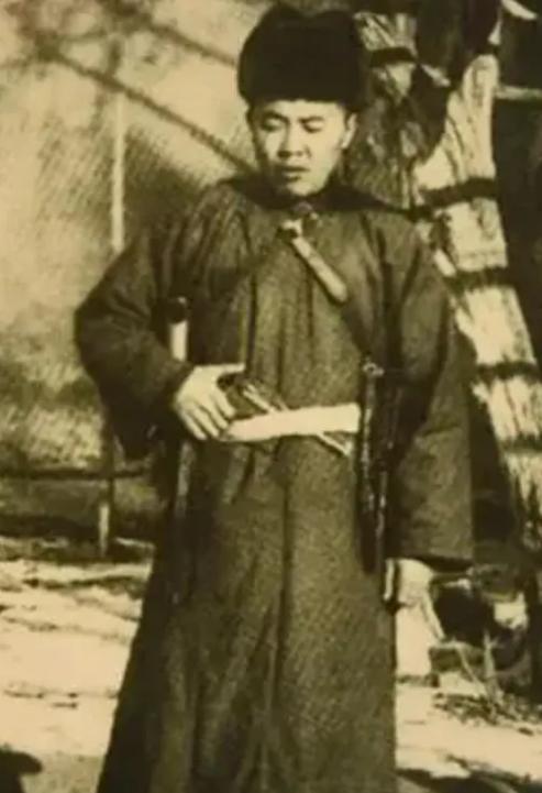 1931年冬天，东北土匪老北风投靠了日军后，大摆宴席宴请日军高官，谁料酒过三巡，