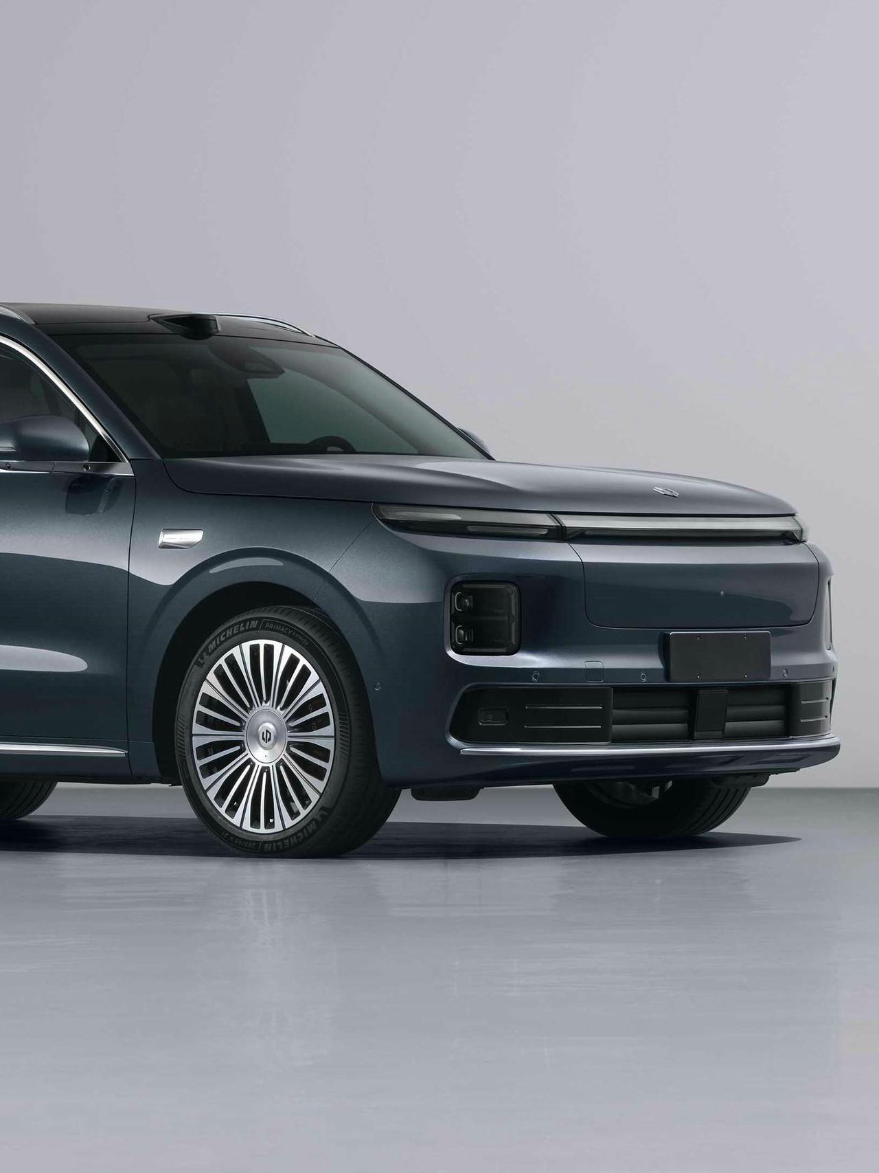 零跑D19这次申报了三电机版本，覆盖纯电和增程两种动力，纯电版搭载三颗自研180