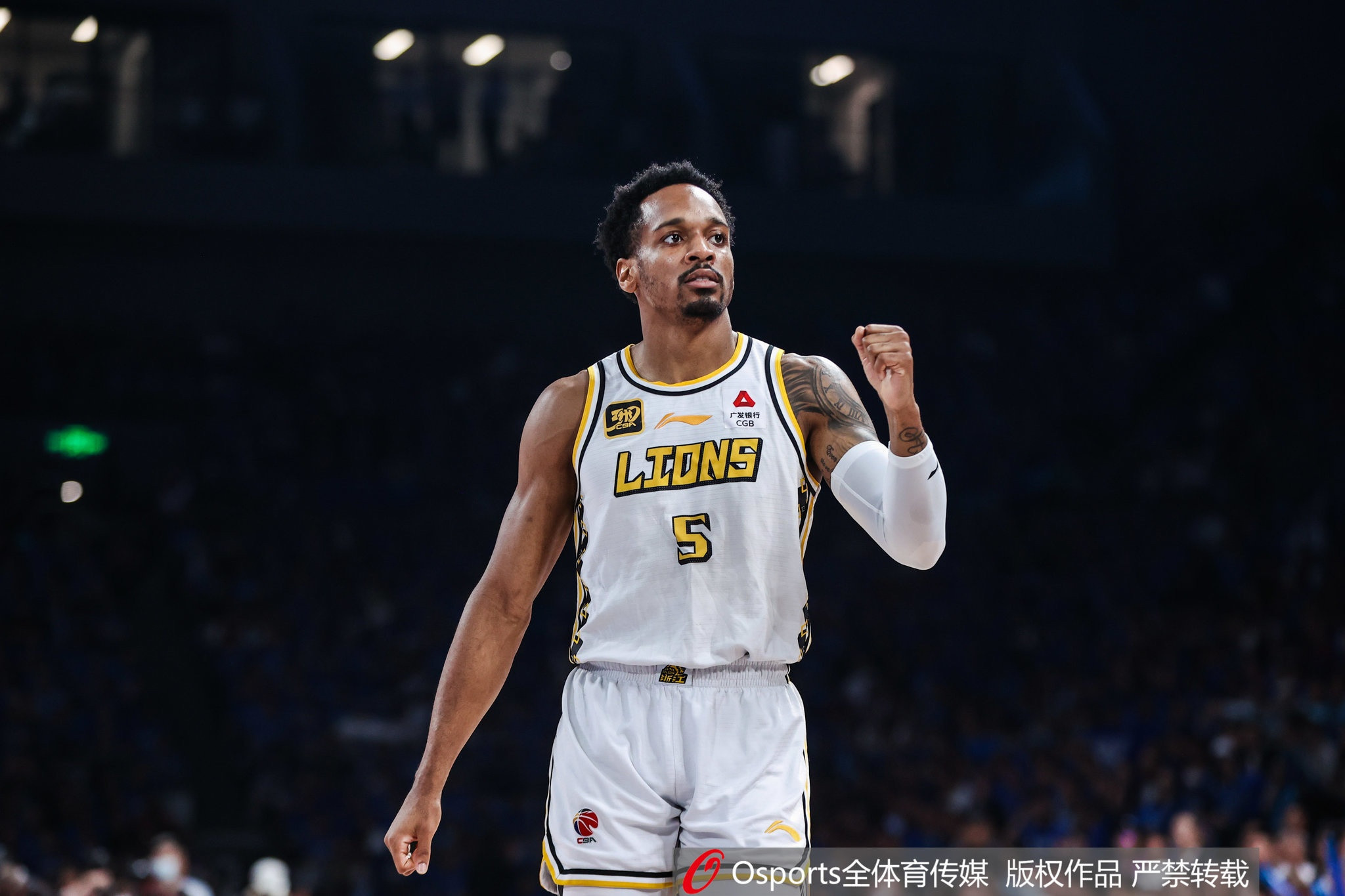 媒体人: CBA顶级外援和国家队主力实力有代差 想赢球别盲目自信