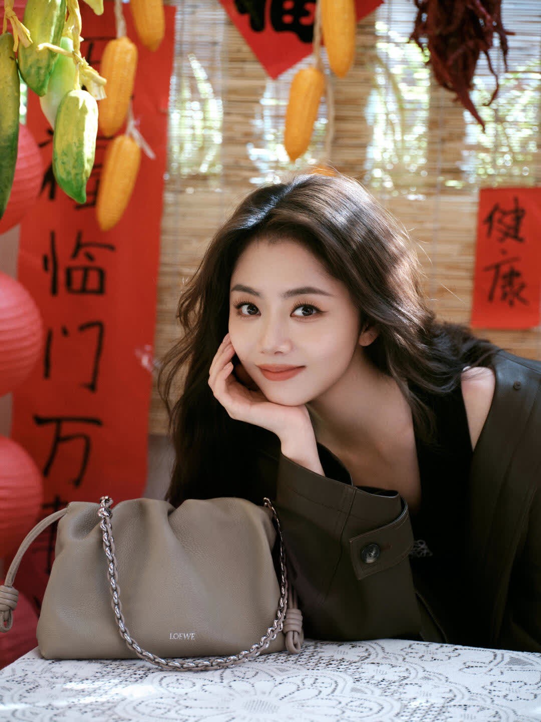 谭松韵，过年回家的时髦小姨既视感✨谭松韵这组新年街拍一出来，直接就是“过年回家