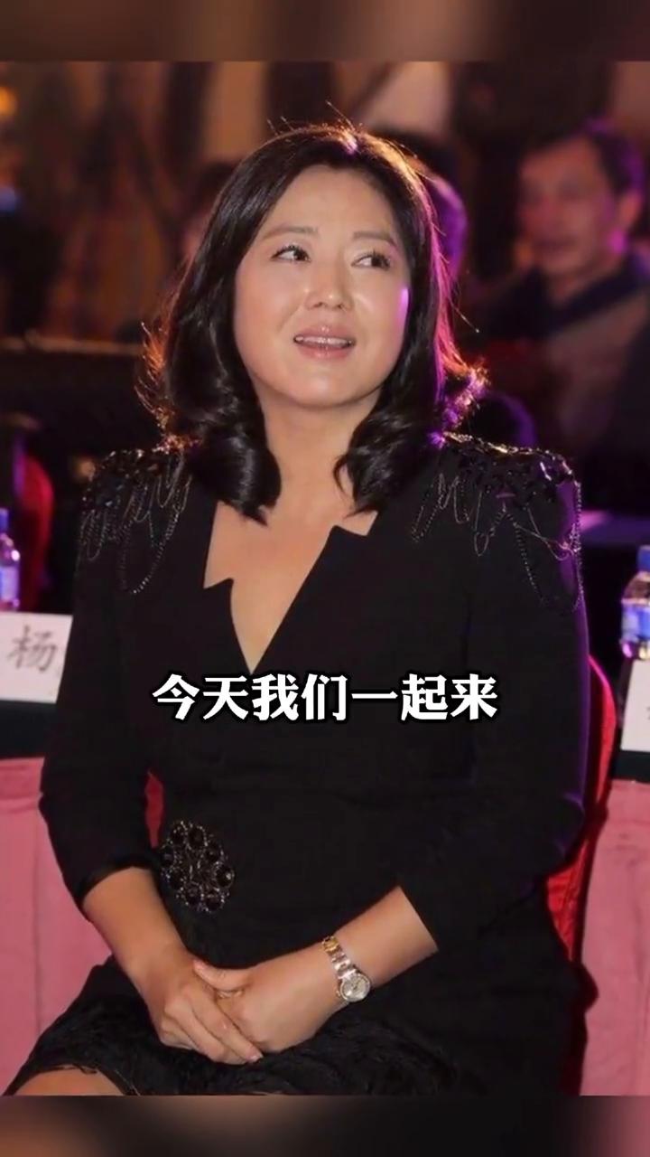 谁也没想到，凭借农村剧走红的王茜华，42岁嫁给丈夫沈航后被宠成了小公主，53岁时