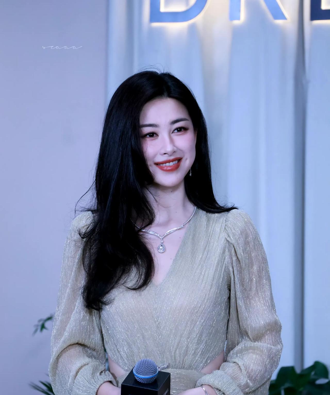 #朱珠全球最美面孔的含金量还在上升#什么叫“美到让人失语”？朱珠告诉你！她的存