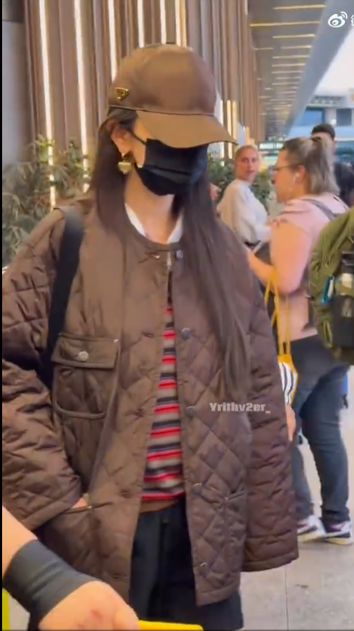 杨幂抵达米兰路透，腿好纤细呀，美美的很安心
