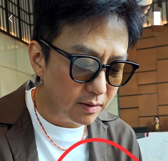 我一个在邓超身边工作过的化妆师朋友偷偷跟我说，她说邓超私下根本就不是电视上那样的