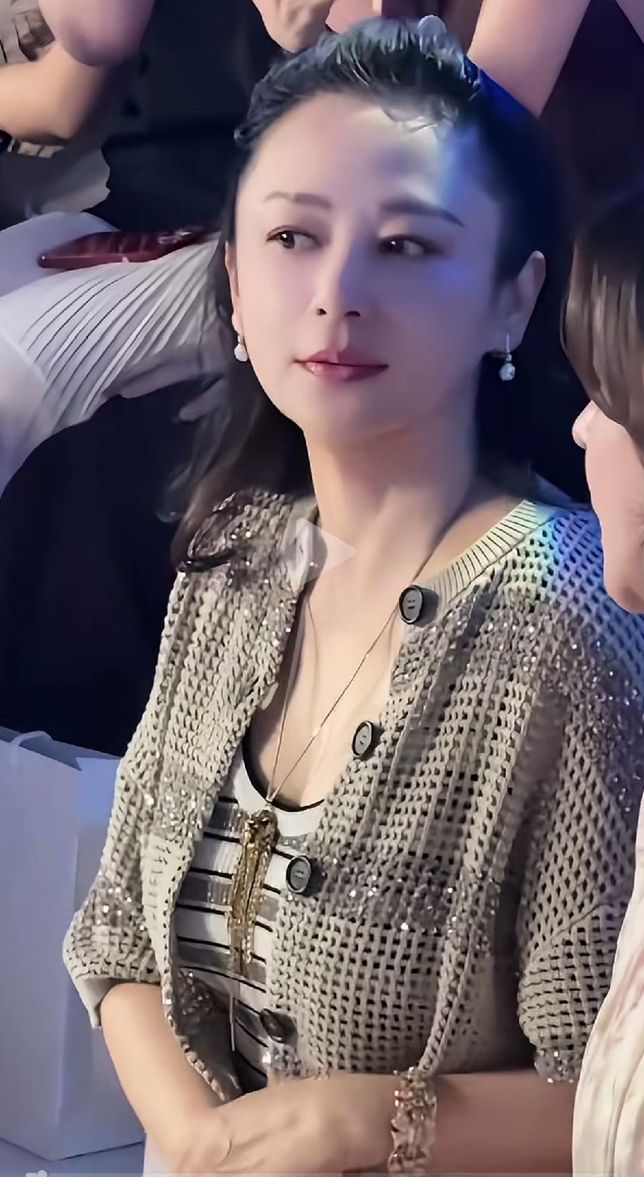 美颜滤镜下58岁的陈红，瞬间年轻了30岁。