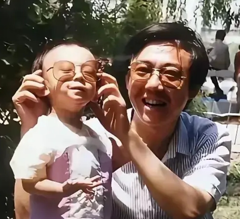 张维伊小时候还没有他爸好看，像个小老太太。很像有某种基因缺陷的老小孩。这小孩