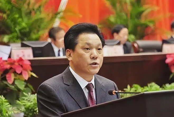 长沙副市长父子同日落马，连根拔起也成今年反腐一大特色！贪官千千万，