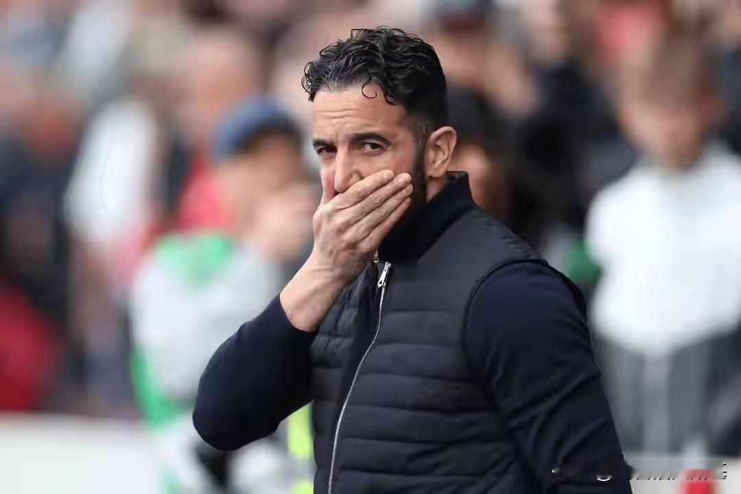 赛季初，阿莫林在记者的诱导下说出了“我希望可以在曼联待够二十年”的言论。果然，自