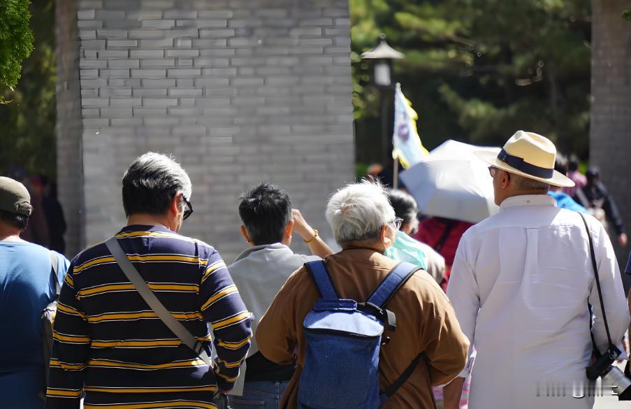 “真羡慕那些老头老太太，可以天天旅游！”，看到成群的旅行团的老年人下车，朋友