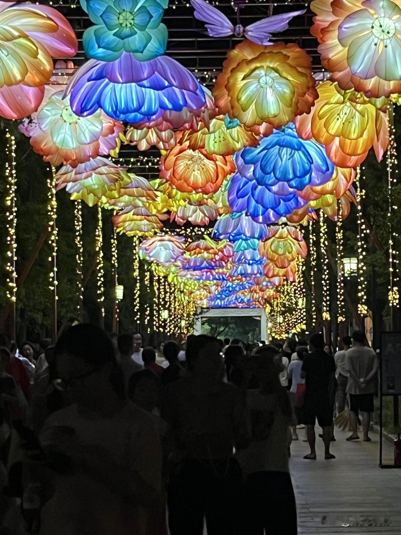 00后舍得花钱原因先苦不一定后甜先甜反正是甜了省着这点富不了花着