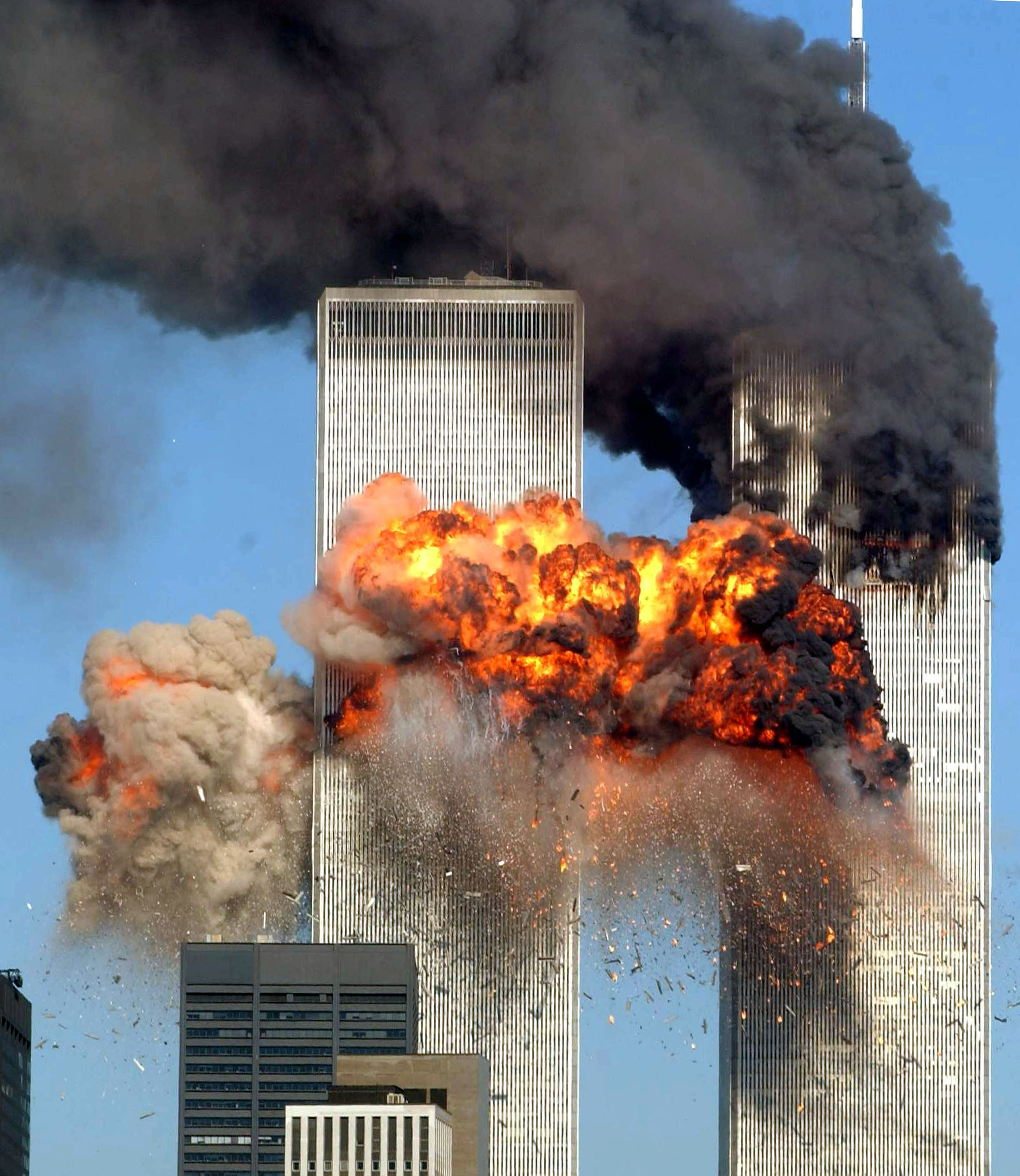 【#911事件25周年#】2001年9月11日早晨，19名恐怖分子劫持四架民航客机后，其中两架飞机分